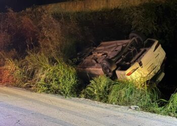 VOLCADURA DE TAXI EN PUERTO AVENTURAS DEJA CONDUCTOR LESIONADO