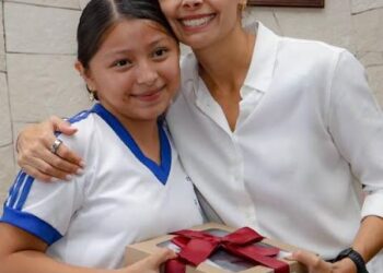 Reconoce Ana Paty Peralta esfuerzo de escolta de la Secundaria General No. 9 en Cancún