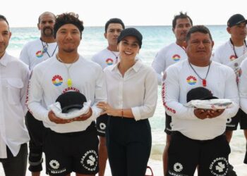 Uniformes para guardavidas fortalecen la seguridad en playas de Cancún