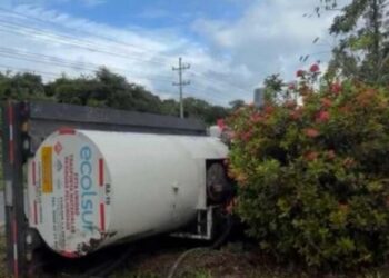 Vuelca pipa en la carretera Playa del Carmen–Cancún; chofer sale ileso