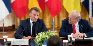 Trump amenaza con aranceles del 200 % al vino y champán francés para forzar a Macron a sumarse a su “Junta de Paz”