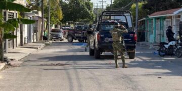 Sicarios huyen en motocicleta tras ejecutar a un hombre y una mujer en la Región 103 de Cancún