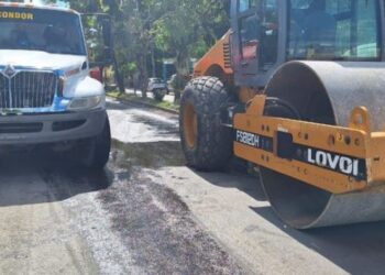 Derrame de aceite hidráulico provoca cierre temporal de la avenida Constituyente en Felipe Carrillo Puerto