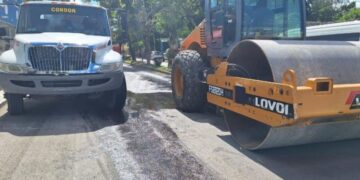 Derrame de aceite hidráulico provoca cierre temporal de la avenida Constituyente en Felipe Carrillo Puerto