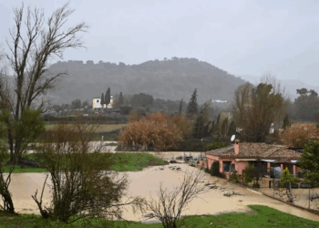 Alerta roja en España por lluvias extraordinarias causadas por la tormenta Leonardo