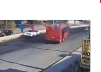 Captan la peligrosa huida de un chofer de transporte público ante un grupo criminal