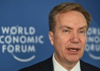 🌐📉 Renuncia sorpresiva en Davos: el jefe del Foro Económico Mundial deja su cargo tras revelarse vínculos con Jeffrey Epstein 🏔️⚖️