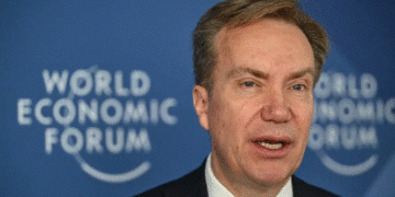 🌐📉 Renuncia sorpresiva en Davos: el jefe del Foro Económico Mundial deja su cargo tras revelarse vínculos con Jeffrey Epstein 🏔️⚖️