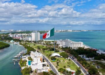 Conmemora Ana Paty Peralta el Día de la Bandera con abanderamiento de escuelas en Cancún