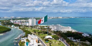 Conmemora Ana Paty Peralta el Día de la Bandera con abanderamiento de escuelas en Cancún