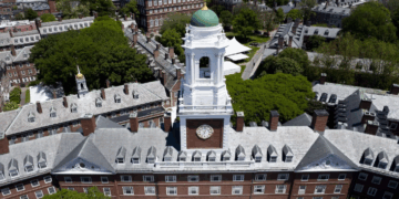 Donald Trump exige mil millones de dólares a Harvard por daños y perjuicios