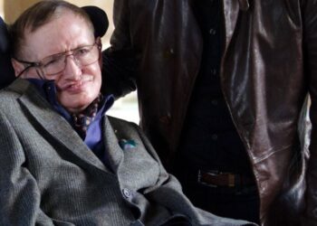 Familia de Stephen Hawking rompe el silencio sobre su foto con mujeres en bikini