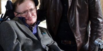 Familia de Stephen Hawking rompe el silencio sobre su foto con mujeres en bikini