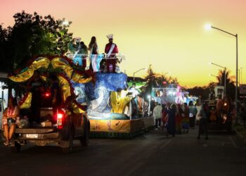 El Carnaval de Puerto Aventuras 2026 brilla con un espectacular desfile de comparsas y color