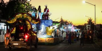 El Carnaval de Puerto Aventuras 2026 brilla con un espectacular desfile de comparsas y color