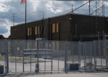 El congresista Raskin denuncia las vergonzosas condiciones de reclusión de migrantes en Baltimore