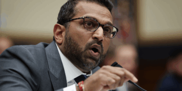 El director del FBI reafirma su postura oficial sobre el suicidio de Jeffrey Epstein