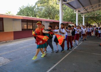 Estudiantes conviven con la Policía Cancún en jornada escolar