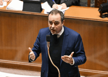 Francia logra aprobar sus presupuestos para 2026 tras superar mociones de censura