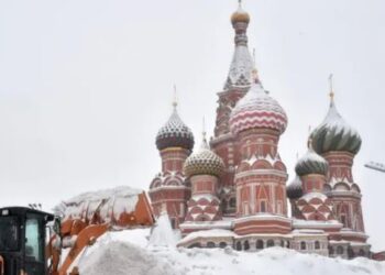 Arco fantasma sorprende en la nevada del siglo en Moscú