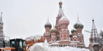 Arco fantasma sorprende en la nevada del siglo en Moscú