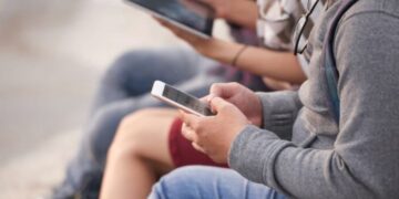 Redes sociales reducen el consumo de alcohol entre adolescentes