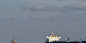 Irán detiene dos buques petroleros en el Golfo por presunto contrabando