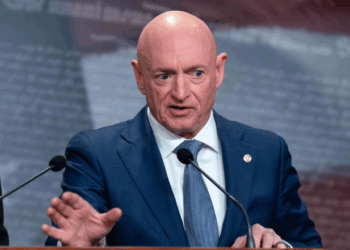 Juez detiene castigo contra el senador Mark Kelly por pedir resistencia a órdenes ilegales