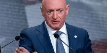 Juez detiene castigo contra el senador Mark Kelly por pedir resistencia a órdenes ilegales