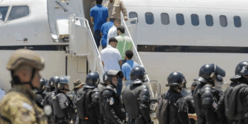 Juez federal ordena el retorno de 137 venezolanos deportados injustamente