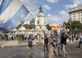 Paro nacional en Argentina avanza en medio de tensión por reforma laboral