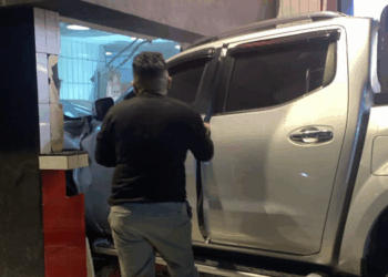 "Noche de copas termina en caos: borracho se estrella contra taquería en Cancún"