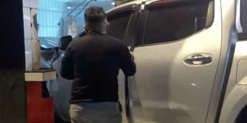 "Noche de copas termina en caos: borracho se estrella contra taquería en Cancún"