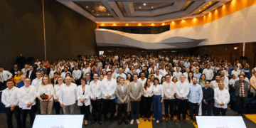 Inauguramos el Foro Latinoamericano de Autoridades de Movilidad “Ciudades en Movimiento”, donde #QuintanaRoo es sede de este espacio de diálogo regional que reúne a más de 300 expertas y expertos de México, Colombia, Brasil, Costa Rica, Chile, Perú y Estados Unidos, así como organismos como el Banco Mundial, el BID, WRI, ITDP, UITP y GIZ. 🌎🚍 Este encuentro fortalece la colaboración para atender los retos actuales del transporte y la movilidad. En nuestro estado trabajamos para consolidar un modelo moderno, seguro, eficiente y accesible, con enfoque humanista y perspectiva feminista. Somos una entidad con gran dinamismo, contamos con 4 aeropuertos internacionales, más de 30 millones de pasajeros al año en #Cancún, conexión marítima con tres islas, transporte público urbano y transporte férreo. Seguiremos trabajando en mejorar la movilidad para continuar impulsando el bienestar y desarrollo de nuestra comunidad.