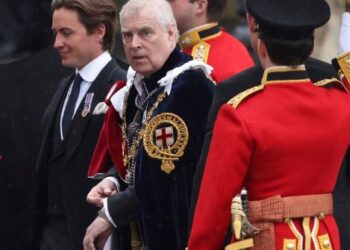 Carlos III enfrenta abucheos tras arresto del príncipe Andrés