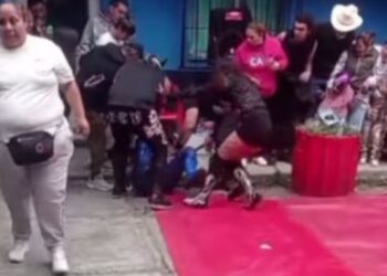 Luchador cae desde un segundo piso durante función sin ring en una vecindad de México | Video