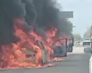 ¡Caos en la carretera! Hombres armados queman tres autos en la Carretera entre Cancún y leona vicario