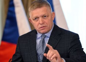 Eslovaquia suspende electricidad a Ucrania tras disputa por petróleo ruso