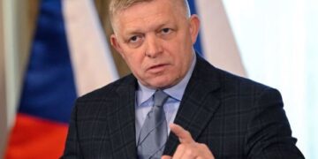 Eslovaquia suspende electricidad a Ucrania tras disputa por petróleo ruso