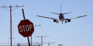 Cierre del espacio aéreo en El Paso: Sheinbaum exige explicación oficial a EE.UU.