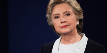 Hillary Clinton declara en el Congreso sobre los crímenes de Epstein y niega vínculos