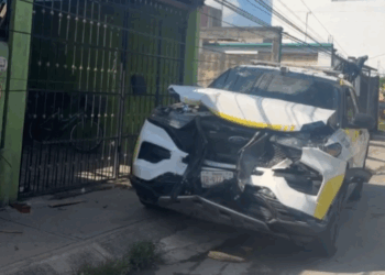 "Accidente en Villas del Mar deja patrulla destrozada tras choque con camioneta de CEMEX"
