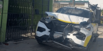 "Accidente en Villas del Mar deja patrulla destrozada tras choque con camioneta de CEMEX"