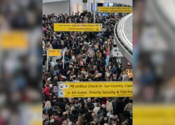 Agentes del ICE refuerzan la seguridad en los principales aeropuertos de EE. UU.
