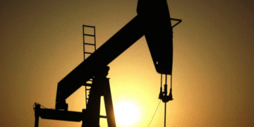 Mercados en alerta mundial: petróleo y gas se disparan y bolsas caen tras ataques a Irán