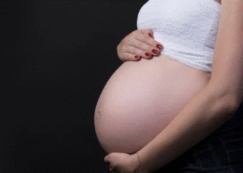 Alta funcionaria propone advertencias más estrictas sobre antidepresivos durante el embarazo