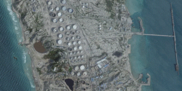 Estados Unidos lanza potente bombardeo contra la isla petrolera de Kharg, corazón energético de Irán