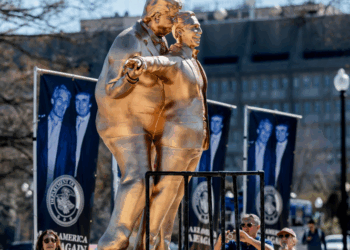 "Colocan estatua de Trump y Epstein recreando escena de Titanic cerca de la Casa Blanca"
