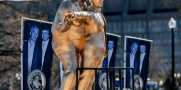 "Colocan estatua de Trump y Epstein recreando escena de Titanic cerca de la Casa Blanca"