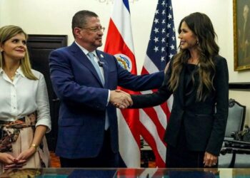 Costa Rica firma un nuevo acuerdo migratorio con Estados Unidos para recibir deportados